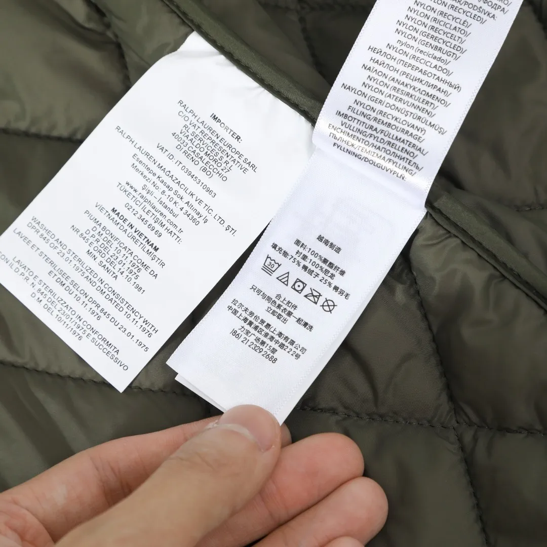 P370 #59 Ralph Lauren classic rhombus quilted cotton jacket for men and women. Inspired by retro workwear, it blends with contemporary British style. The imported machine-pressed rhombus quilting is accurately aligned, and the three-dimensional H-shaped tailoring is neat and slim. It is not bulky when layered in autumn and winter, and still maintains a light style.  Texture is reflected in the details: customized metal buckles, corduroy lapels, breathable eyelets under the arms, and slits on the hem, all replicating the brand's high-end genes. All excipients are standardized!  Five colors to choose from: black/khaki/brown/green/navy blue, easy to switch between commuting, leisure, and travel occasions. Function and appearance coexist: 37.5°C temperature control black technology, breathable and moisture-proof, anti-slip cotton patented fabric, temperature-locking, soft and waxy, durable and stylish. A retro warm-keeping item that can handle low temperatures calmly. The details are all made of craftsmanship, and the style has no limits. It has a classy look that will turn heads.  Color: Khaki Black Navy Green Brown Size: S M L